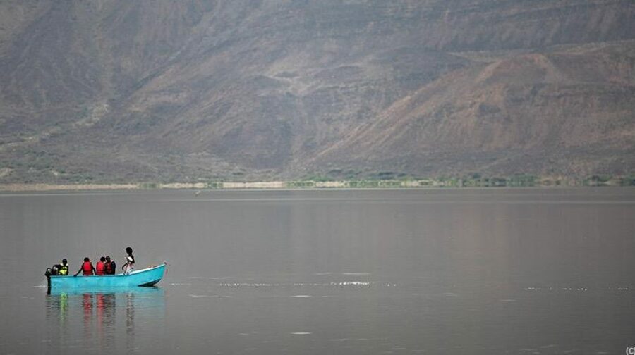 Fischer in einem Boot auf einem See in der Afar Region in Äthiopien. _W