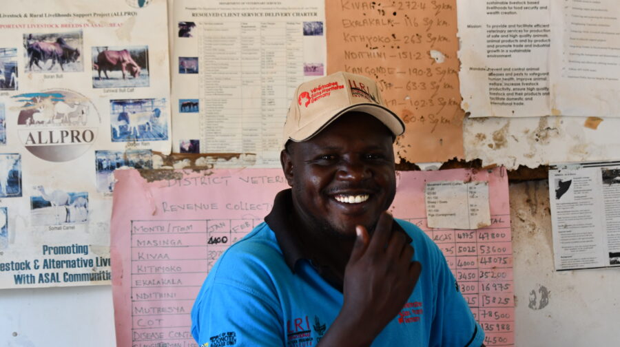 Dr. Ezra Saitoti, Tierarzt, lächelt in die Kamera. _W