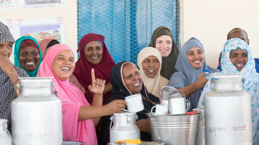 Frauen verkaufen ihre Milch auf dem Markt | Somalia