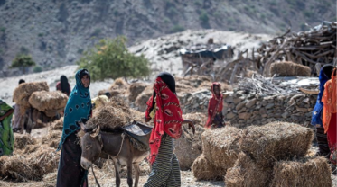 Frauen in einem Dorf in Äthiopien