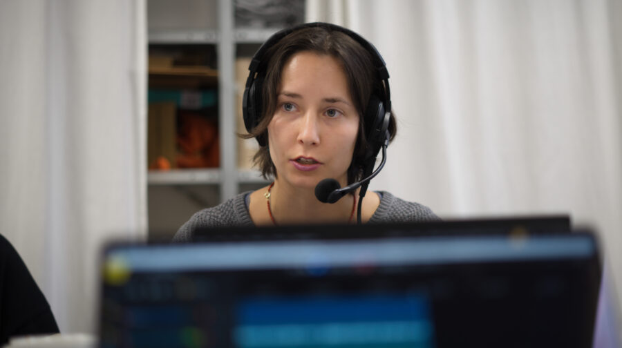 Mascha mit Headset bei der Podcast-Aufnahme