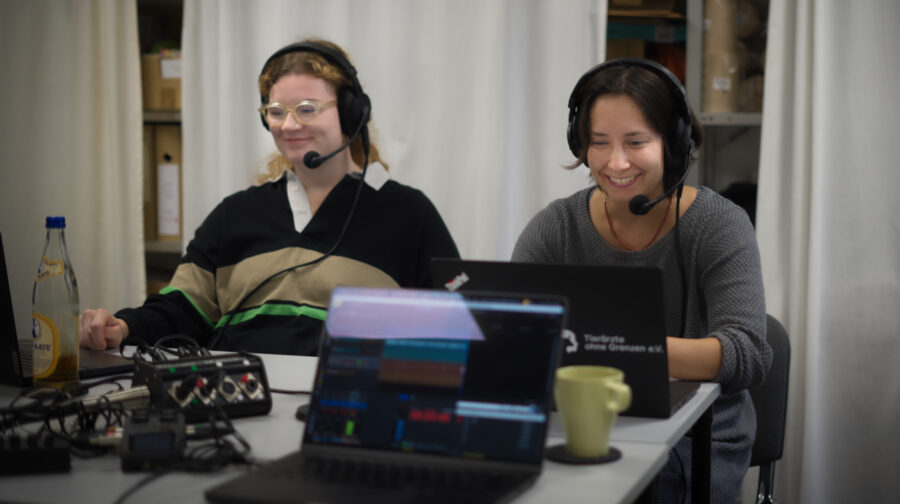 Anja Beterams und Mascha Kaddori bei der Podcast-Aufzeichnung