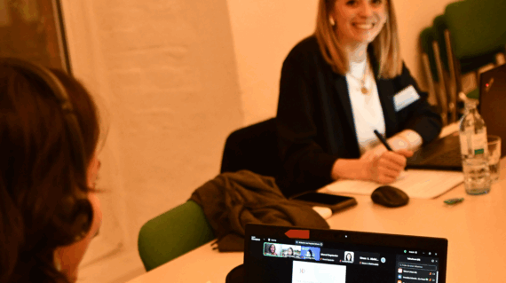 Franziska Schneider (AoG) und Mascha Kaddori (ToG) moderieren die Online-Session