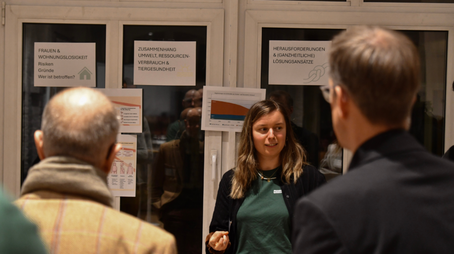 Antonie Wagner (AoG) im Workshop zu weiblicher Wohnungslosigkeit und ihre Auswirkungen auf Gesundheit und Umwelt.