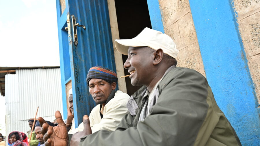 Gemeindemitglieder sitzen zusammen und tauschen sich im Rahmen eines Projektgesprächs aus.