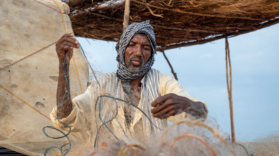 Fisher ordnet sein Netz.